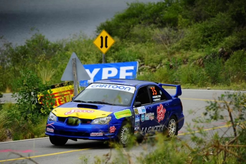MUY REGULAR. El Subaru Impreza de García Hamilton no falló en el asfalto puntano. El optimismo es alto porque en los caminos de tierra es donde más rinde. fotos de rallyargentino.org.ar.