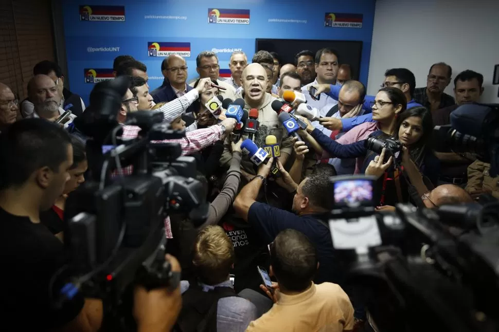 EN CARACAS. Jesús Torrealba, secretario de la opositora Mesa de Unidad Democrática de Venezuela, denuncia al Gobierno de Nicolás Maduro. reuters