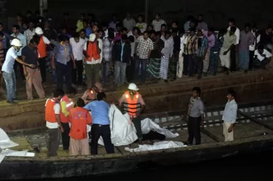 Al menos 69 muertos por el hundimiento de un ferry en Bangladesh