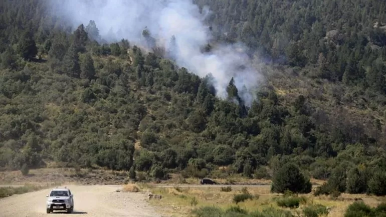 DISTANCIA. El humo provocado por los focos del incendio son visibles a varios kilómetros de distancia, pidieron ayuda al Gobierno de Neuquén.  rionegro.com.ar
