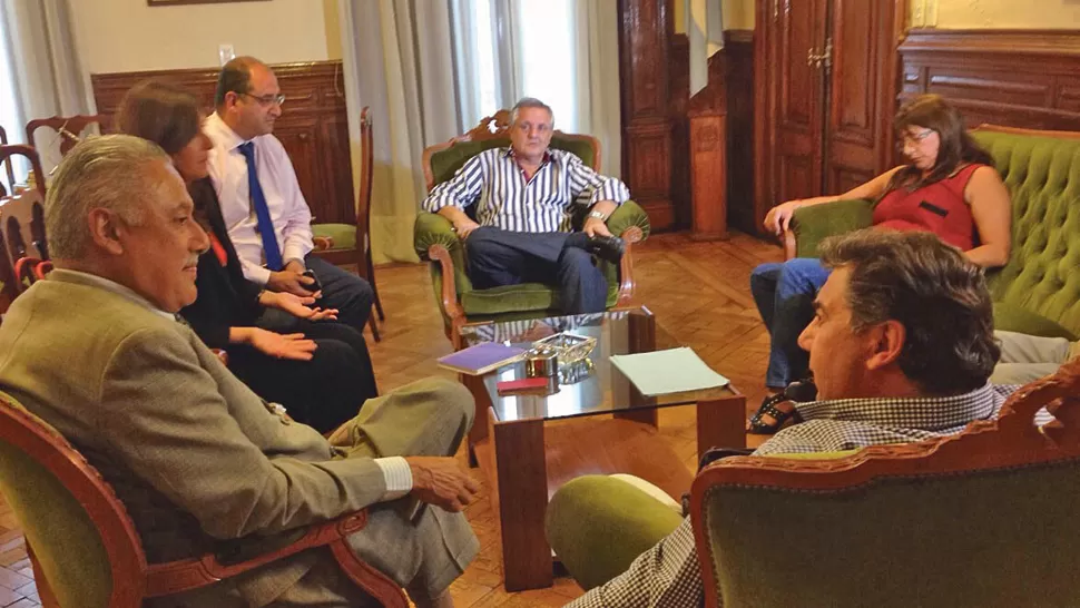 DEBATE. Los funcionarios Jiménez, Rojkés, Caponio y Gassenbauer (camisa a rayas) negocian con los dirigentes Bessone, Toledo y Ruiz (blusa roja). PRENSA MINISTERIO DE GOBIERNO Y SEGURIDAD