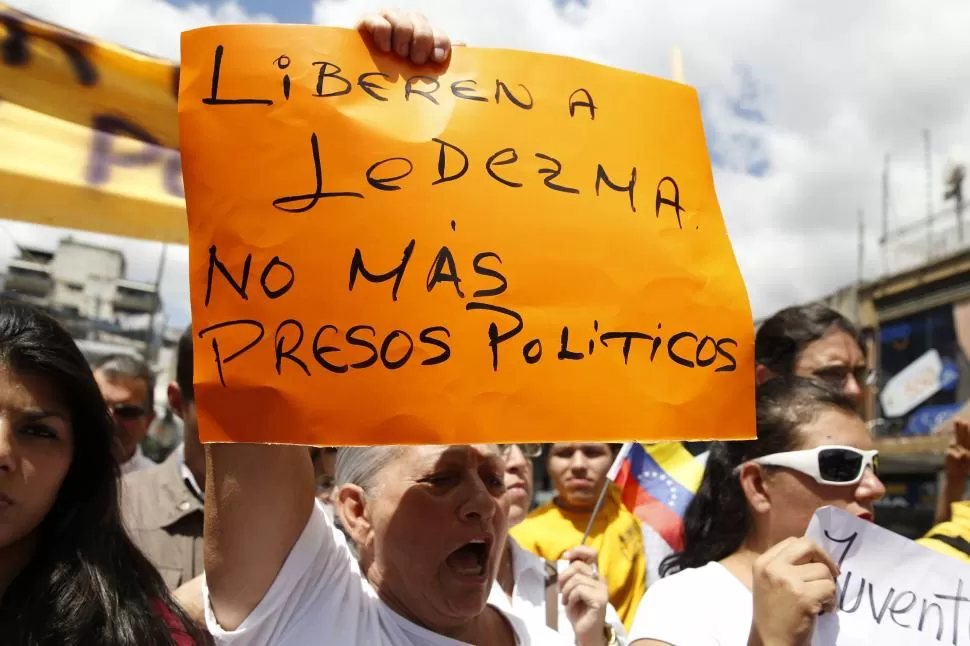 EN LA CALLE. Partidarios del alcalde de Caracas, encabezados por su esposa Mitzy Capriles, reclamaron ayer su liberación en la capital venezolana. reuters