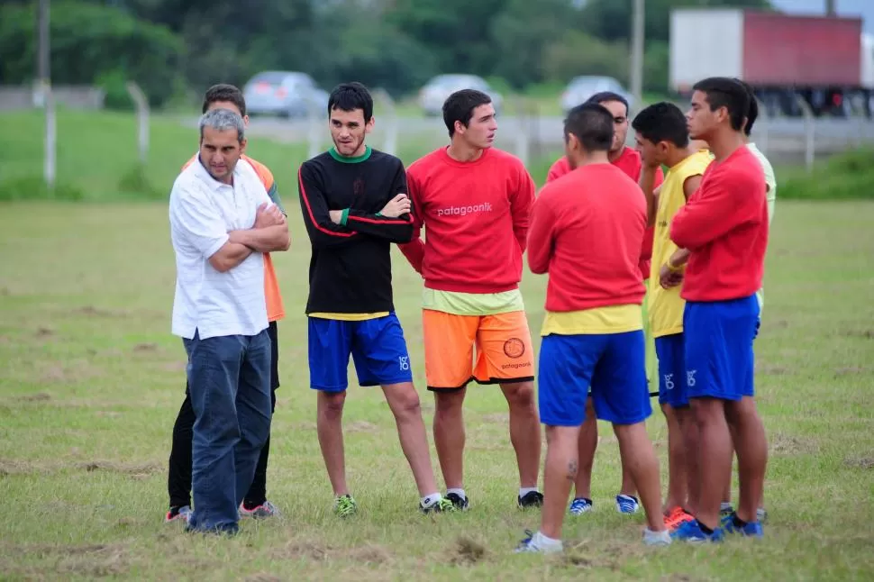 UNA CHARLA INFORMAL. Marcelo Sáez habló con los jugadores del “expreso verde” en el último entrenamiento que realizó el “expreso verde”. la gaceta / foto de diego aráoz 