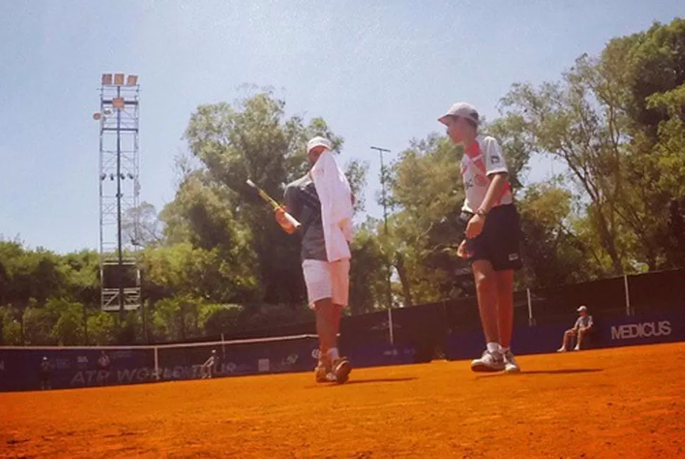 CALOR. Durán se seca la transpiración; el jugador sintió la alta temperatura. FOTO DE argentina open atp