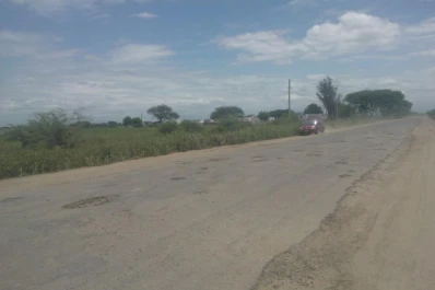 Los baches generan peligro en el camino que une Burruyacu con Garmendia