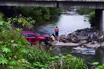 Desmantelan un auto tras un accidente