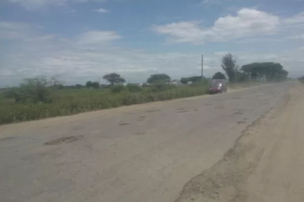 Los baches generan peligro en el camino que une Burruyacu con Garmendia