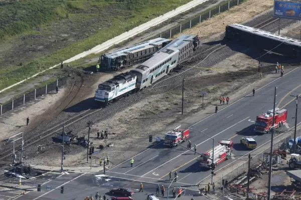 Un tren y un camión chocaron en California: 51 heridos