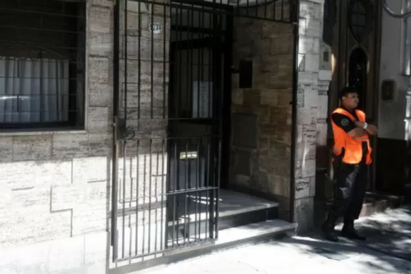 Hallan muerta a una mujer y a su hija en un departamento