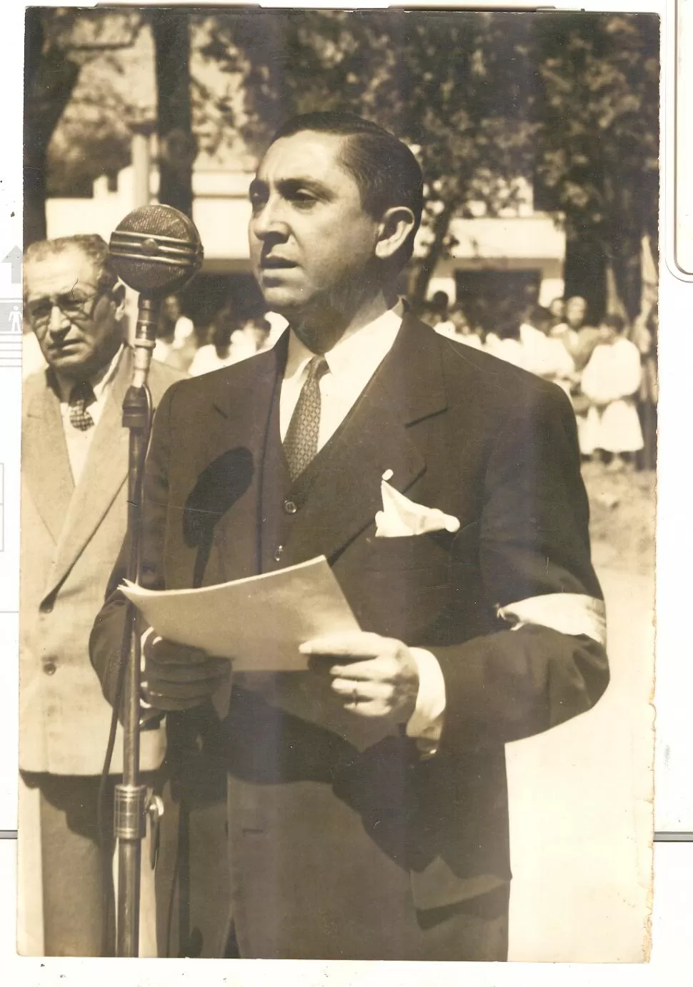 PASCASIO DELGADO JEREZ. Aparece pronunciando un discurso en los años 50, cuando era subsecretario de Cultura e Instrucción Pública de la Provincia.  la gaceta / archivo