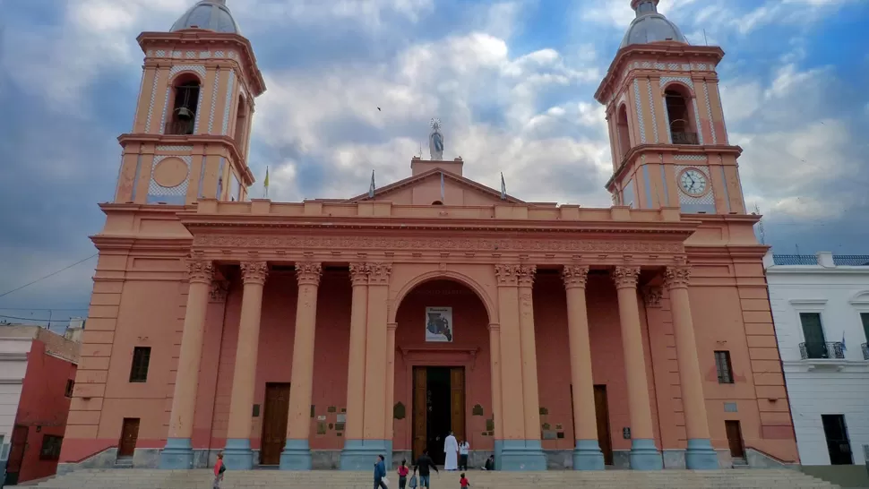 ATRACTIVO. La catedral de Catamarca es el centro de una de las peregrinaciones más importantes del país. FOTO ARCHIVO