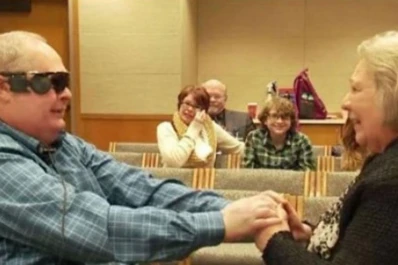 Vuelve a ver a su esposa luego de 10 años gracias a un ojo biónico