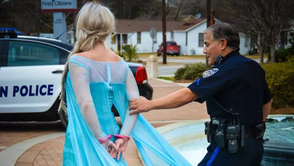 Arrestan a la reina de 'Frozen' por causar una ola de frío en Estados Unidos