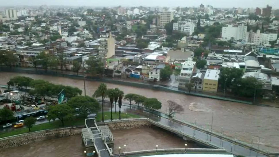 OTRA VEZ BAJO EL AGUA. Un nuevo temporal afecta a Córdoba una semana después del que dejó 9 muertos. FOTO TOMADA DE LAVOZ.COM.AR