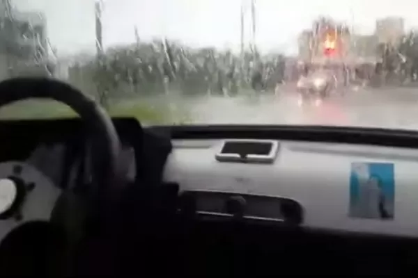 Filman video desde adentro de un Fiat 600 que es llevado por el agua en Córdoba