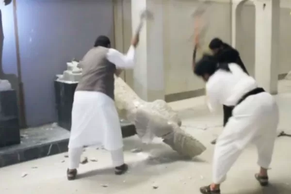 Yihadistas del Estado Islámico destruyeron estatuas en un museo de Irak