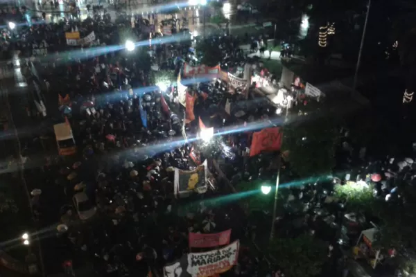 Bajo la lluvia, marcharon contra la impunidad en plaza Independencia