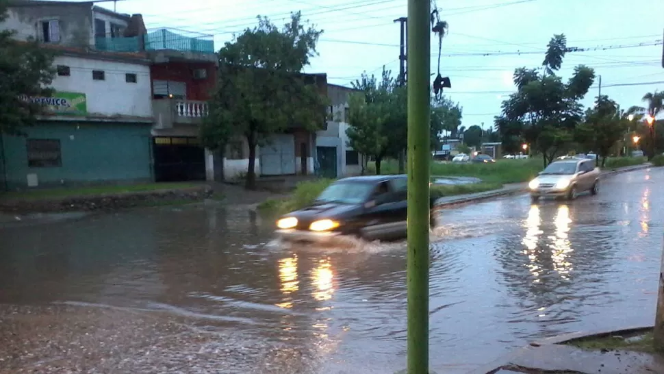 PEDRO MIGUEL ARÁOZ AL 500. Así se encontraba esta arteria de San Miguel de Tucumán, esta mañana. FOTO ENVIADA AL WHATSAPP DE LA GACETA