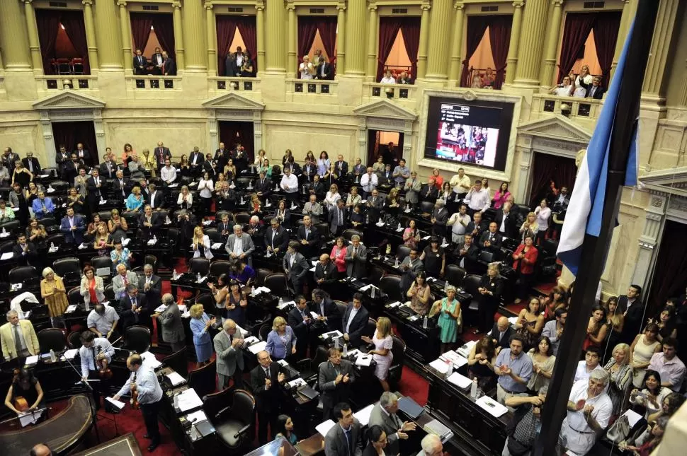 APLAUSOS. Los diputados recordaron a Kirchner, pero también hicieron un minuto de silencio en memoria de Nisman. telam