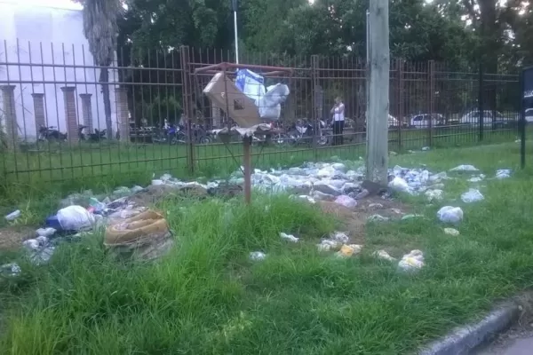 Basural en la vereda de la comisaría de Yerba Buena