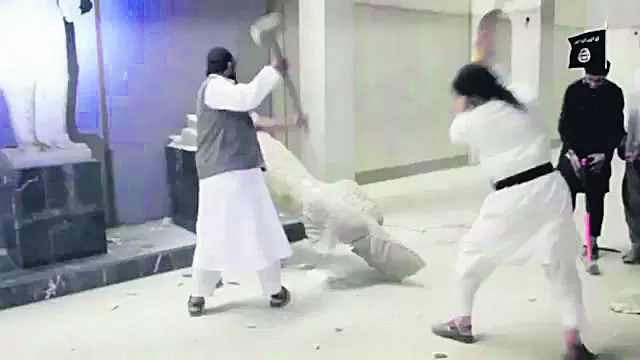 ATAQUE A GOLPES. Yihadistas destrozan estatuas históricas en Nínive. imagen captura de video