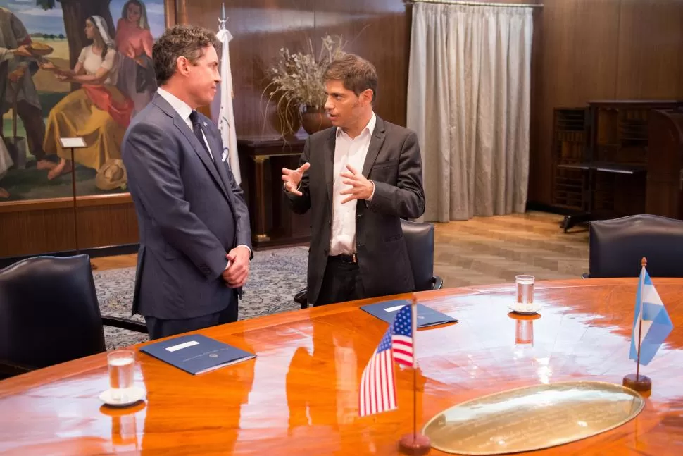 EN EL PALACIO DE HACIENDA. Noah Mamet, embajador de EEUU, escucha al ministro Axel Kicillof, durante la firma de un acuerdo por la deuda. fotografiamecon