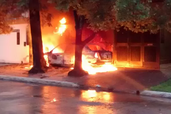 Se incendió su auto mientras dormía y no pudo salvarlo de las llamas