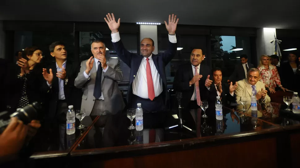 A PLENO. Apenas arribó a Tucumán, Manzur encabezó un acto en la Legislatura junto al ministro Osvaldo Jaldo. la gaceta / FOTO DE OSVALDO RIPOLL