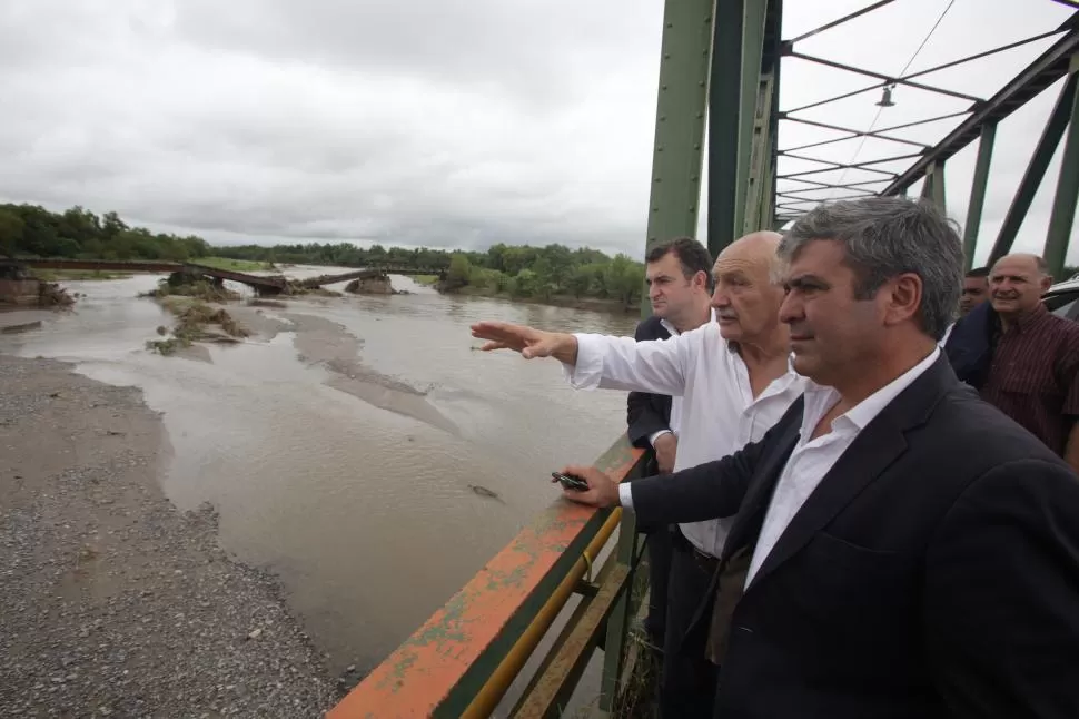 PUENTE CAÍDO. El cruce ferroviario sobre el río Romano cedió por las lluvias. prensa acuerdo cívico y social