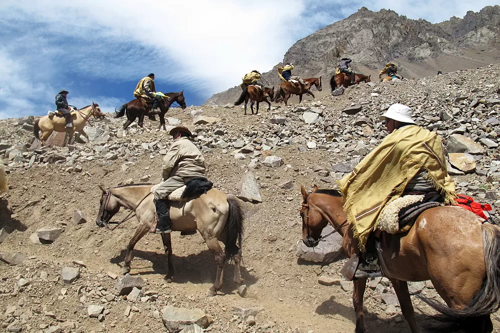 EXPEDICIONARIO. Daniel Galfione (retrato de abajo) cruzó los Andes por el paso El Portillo-Piuquenes junto con una comitiva de empresarios. la gaceta / fotos de irene benito