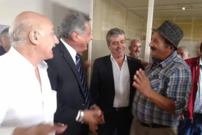 Sonrisas entre el peronista Olea y el radical Cano