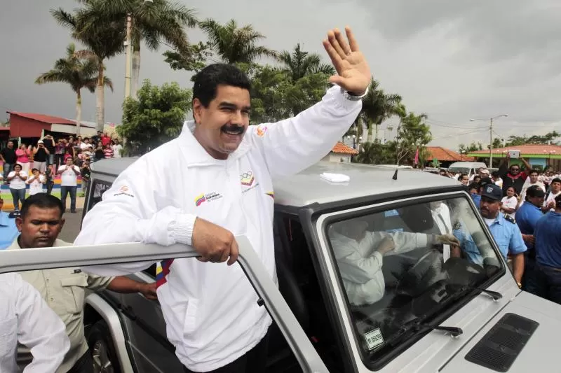 BAJO PRESIÓN. El presidente Nicolás Maduro saluda a sus seguidores. reuters 