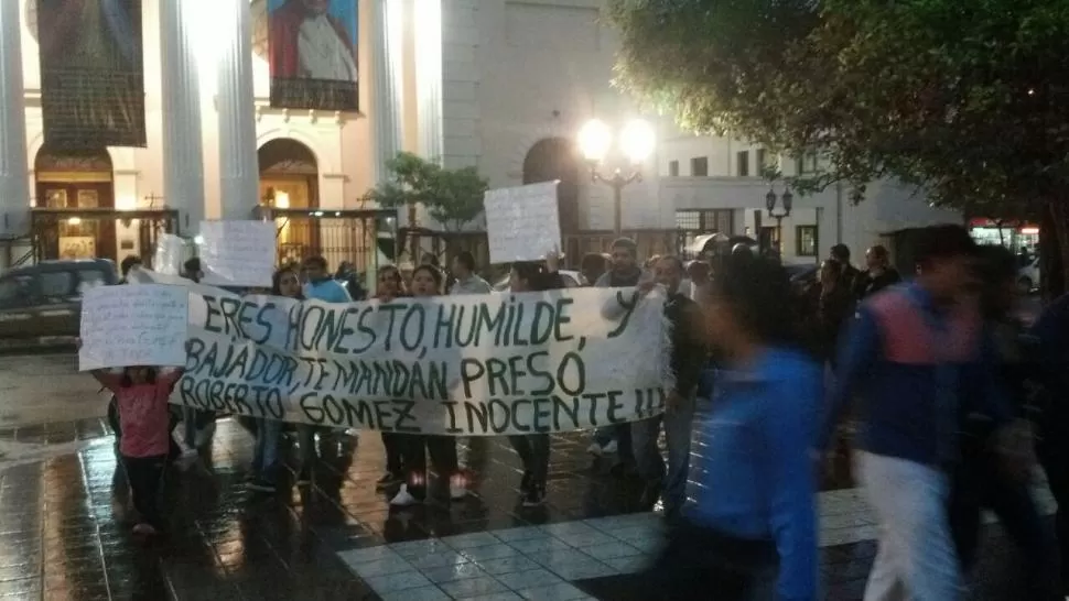 BAJO LA LLUVIA. El viernes, allegados a Gómez protestaron en la plaza. la gaceta en whatsapp