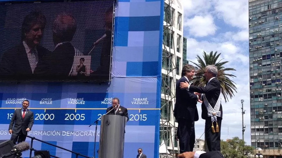 EMBAJADOR. Boudou saluda al flamante presidente uruguayo. DYN