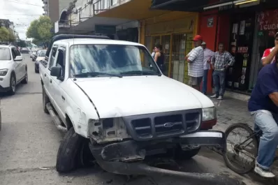 Chocó a tres autos con su camioneta