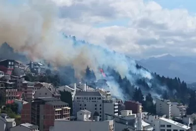 El fuego amenazó al Centro Cívico de la ciudad de Bariloche