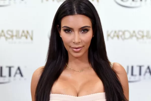 Kim Kardashian muestra un hilo dental en Instagram