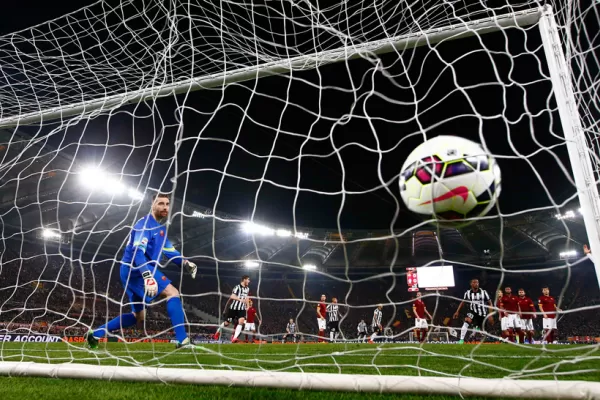 Con un golazo de Tévez, Juventus empató con Roma
