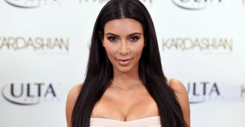 Kim Kardashian muestra un hilo dental en Instagram
