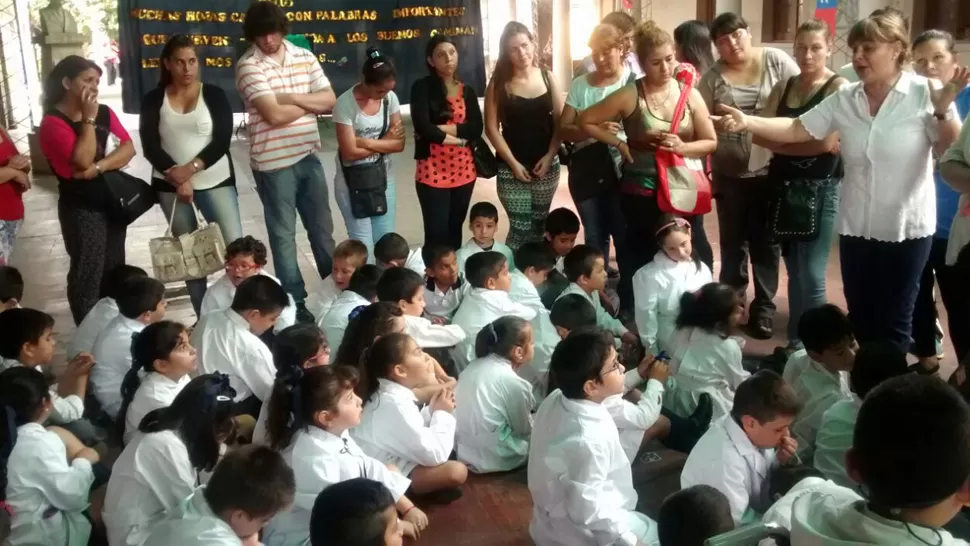 PRIMER DIA. Una de las docentes de la escuela Bernardo de Irigoyen le da la bienvenida a un grupo de alumnos. LA GACETA / INES QUINTEROS ORIO