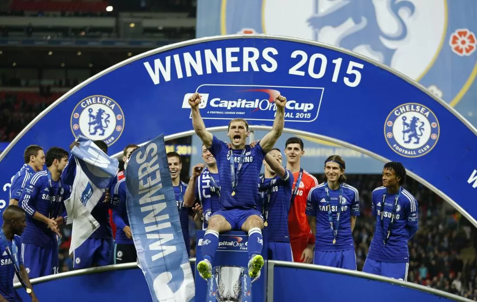 GRITO SAGRADO. Chelsea ganó la Copa de la Liga inglesa por quinta vez. reuters
