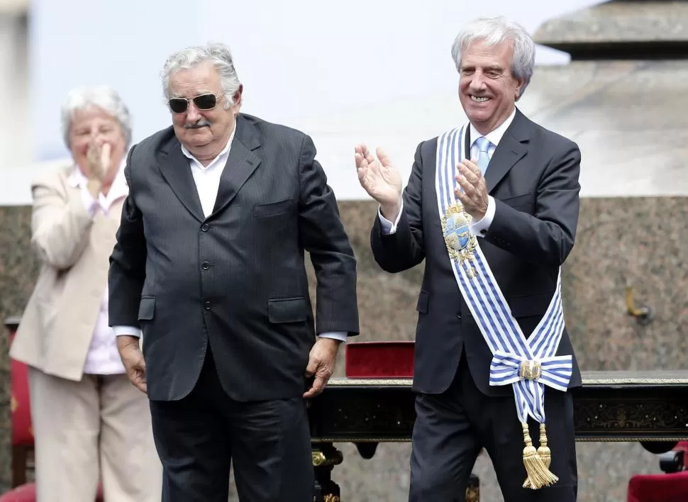MOMENTO EMOTIVO. “Pepe” Mujica agradece a los presentes el cerrado aplauso luego de entregarle a Vázquez la banda presidencial. reuters