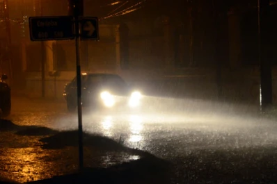 Por la intensa lluvia, no hay clases ni administración pública en Santiago