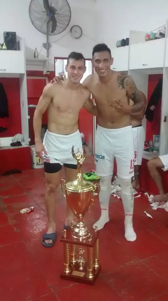LA INTIMIDAD DEL VESTUARIO. Rivero compartió una foto junto a Lucas Chacana (el otro goleador ante Mitre) y la Copa. foto del facebook de Facundo Rivero