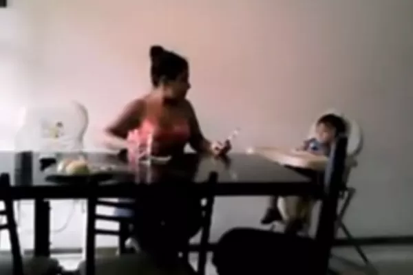 Filman a una niñera maltratando a dos nenes en Entre Ríos
