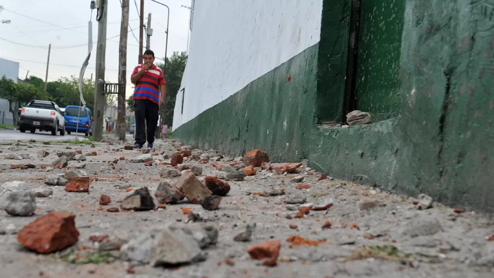CAMPO DE BATALLA. En los alrededores de la cancha quedaron esparcidos los escombros utilizados para agredir a la policía. TELAM