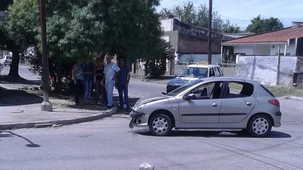 Un taxi y un auto chocaron en Viamonte y Mendoza