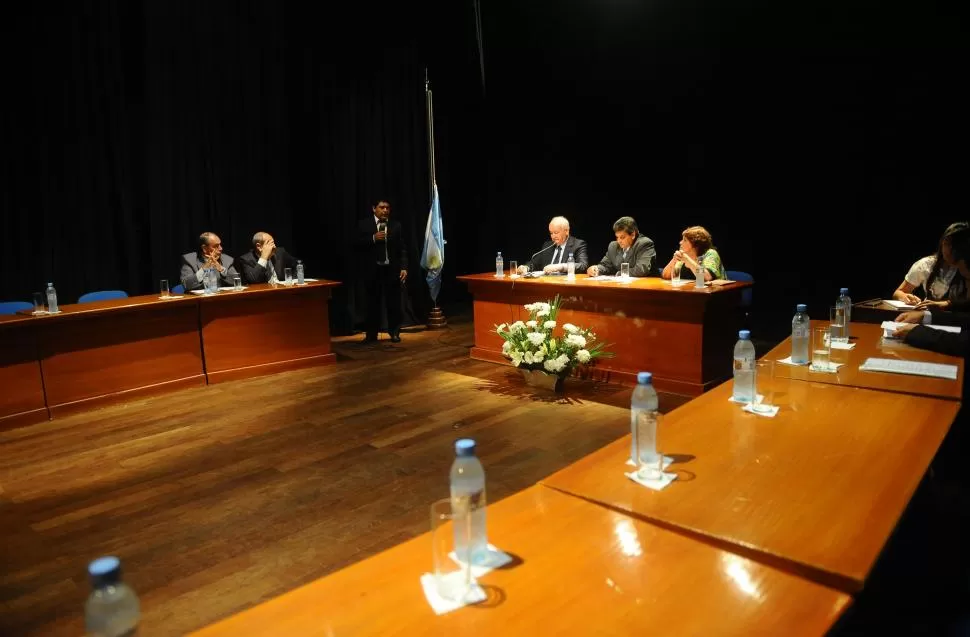 VASOS VACÍOS. Osvaldo Morelli lee su discurso mientras es escuchado por sólo cinco representantes vecinales. la gaceta / foto de Osvaldo Ripoll