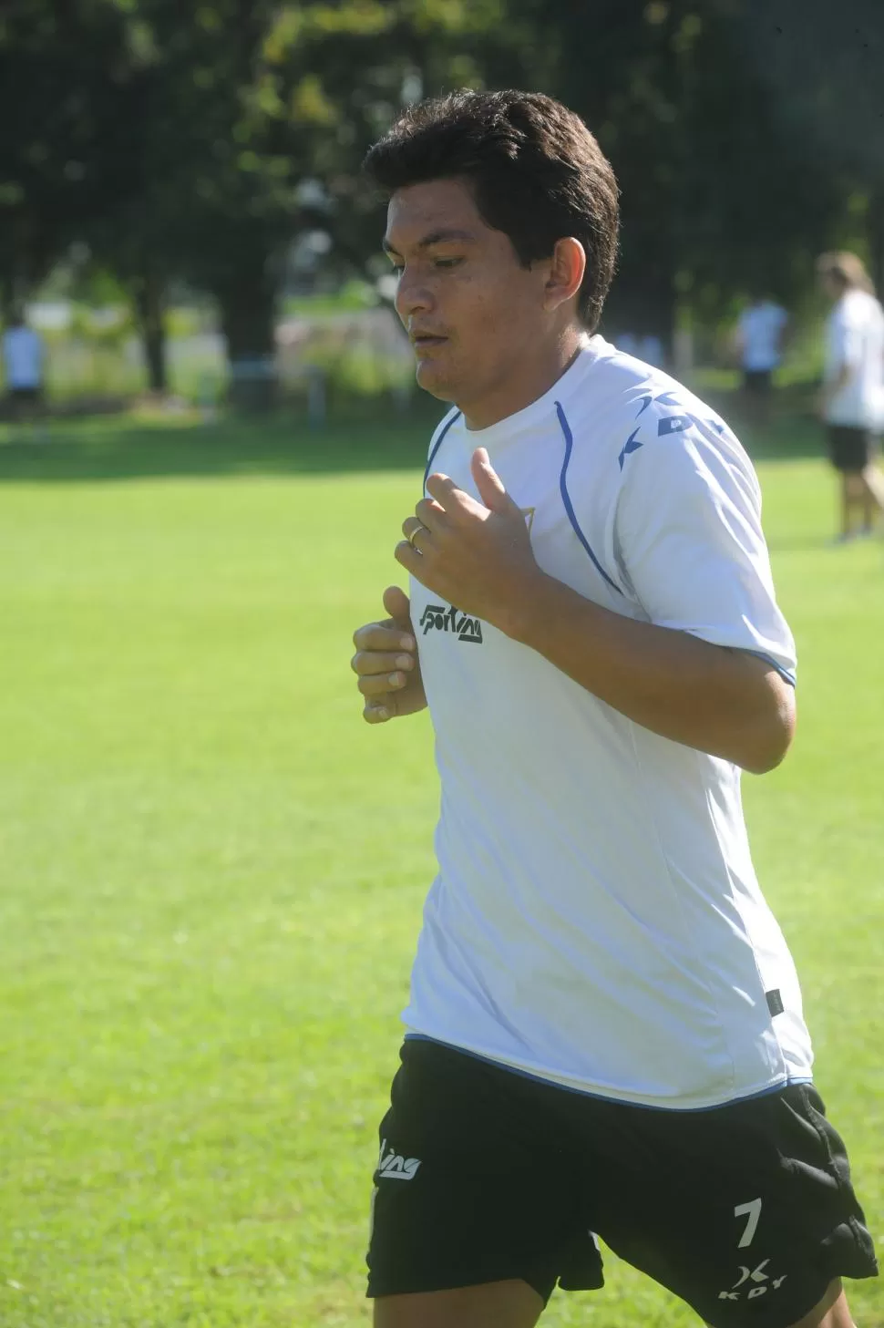 LA DUDA. “Pulguita” se entrena, pero para jugar antes debe hacer fútbol. LA GACETA / FOTO DE ANTONIO FERRONI (ARCHIVO)