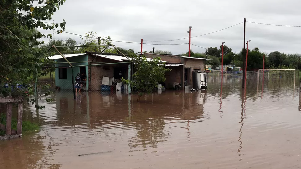BAJO EL AGUA. Santiago del Estero fue castigada por la lluvia de ayer y para hoy se esperan nuevas precipitaciones. TELAM